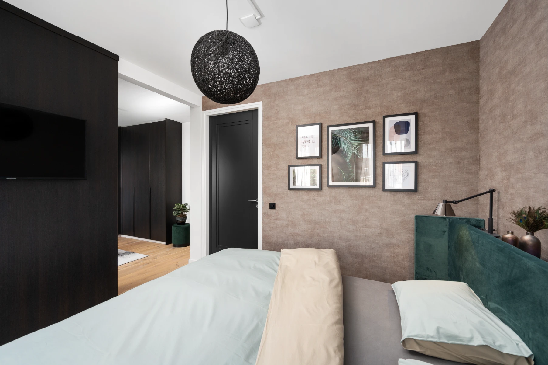 Hotel chique slaapkamer met luxe bed en inloopkast