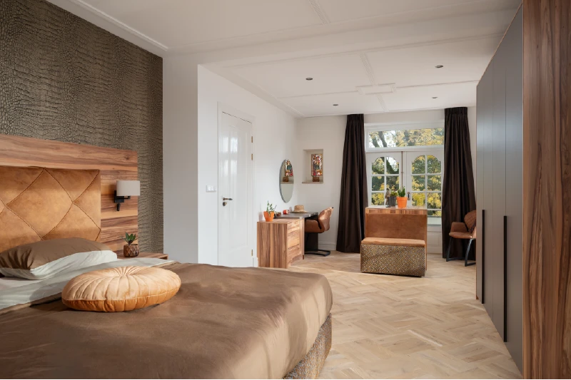 Slaapkamer met Red Gum wand en houten bed