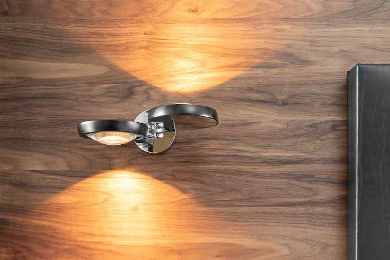 Houten bedombouw met bedlamp