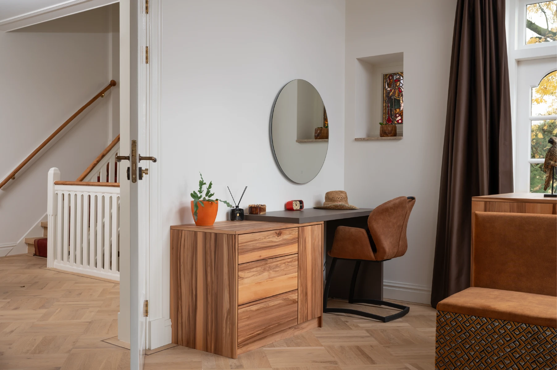 Houten bureau op maat in slaapkamer