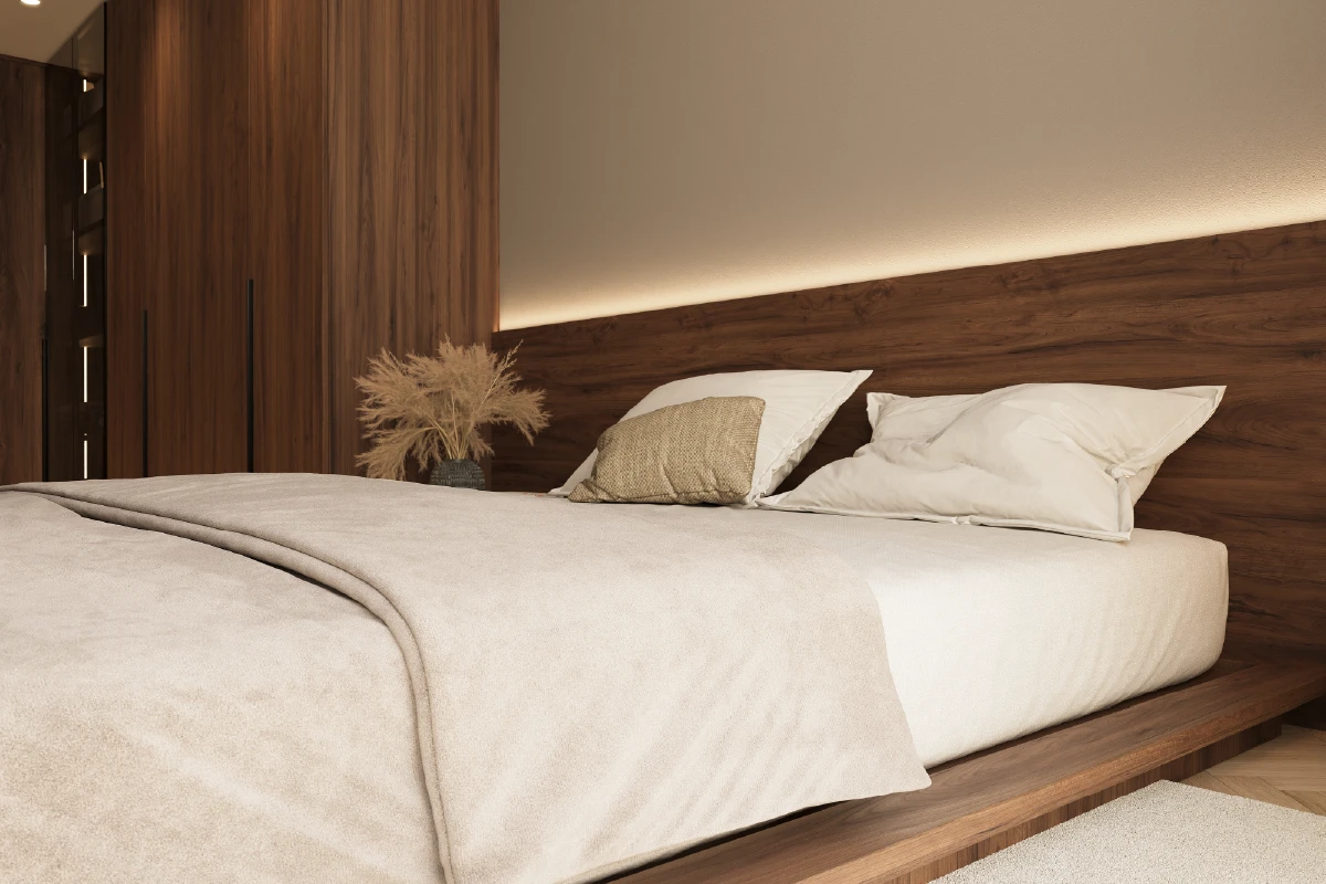 Verlichting achter het brede hoofdpaneel van het houten bed