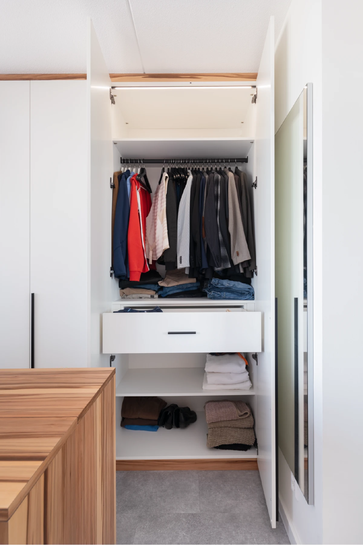 Interieur van inbouwkast