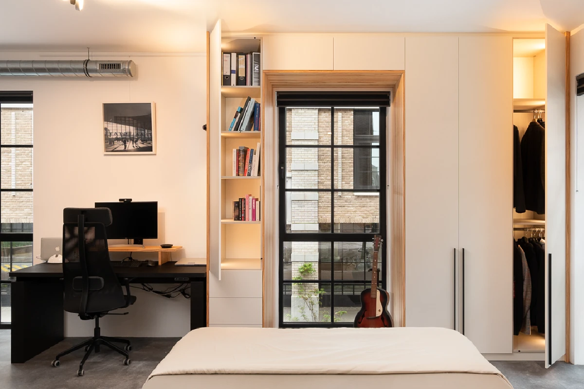 Kastinterieur met verlichting en bureau