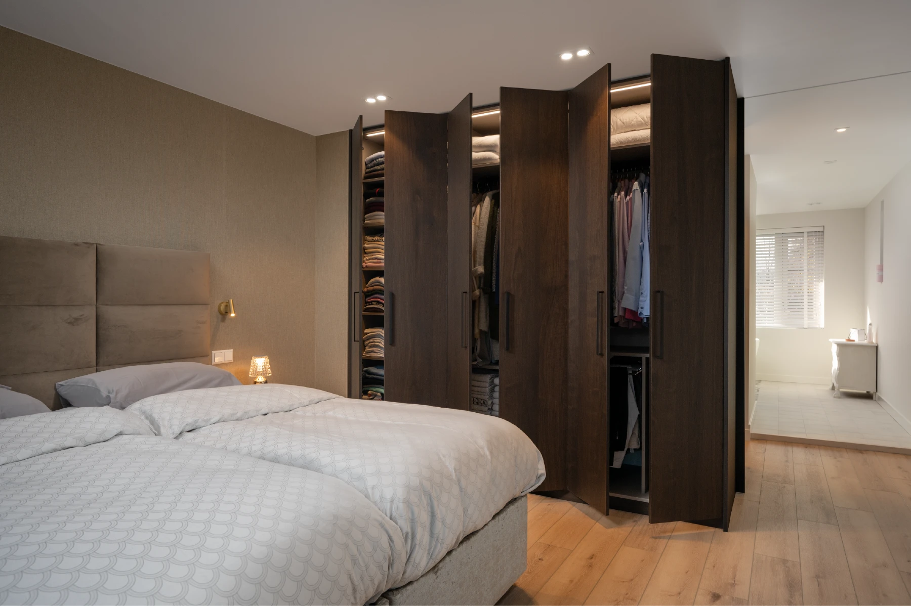 Inbouwkast met open deuren