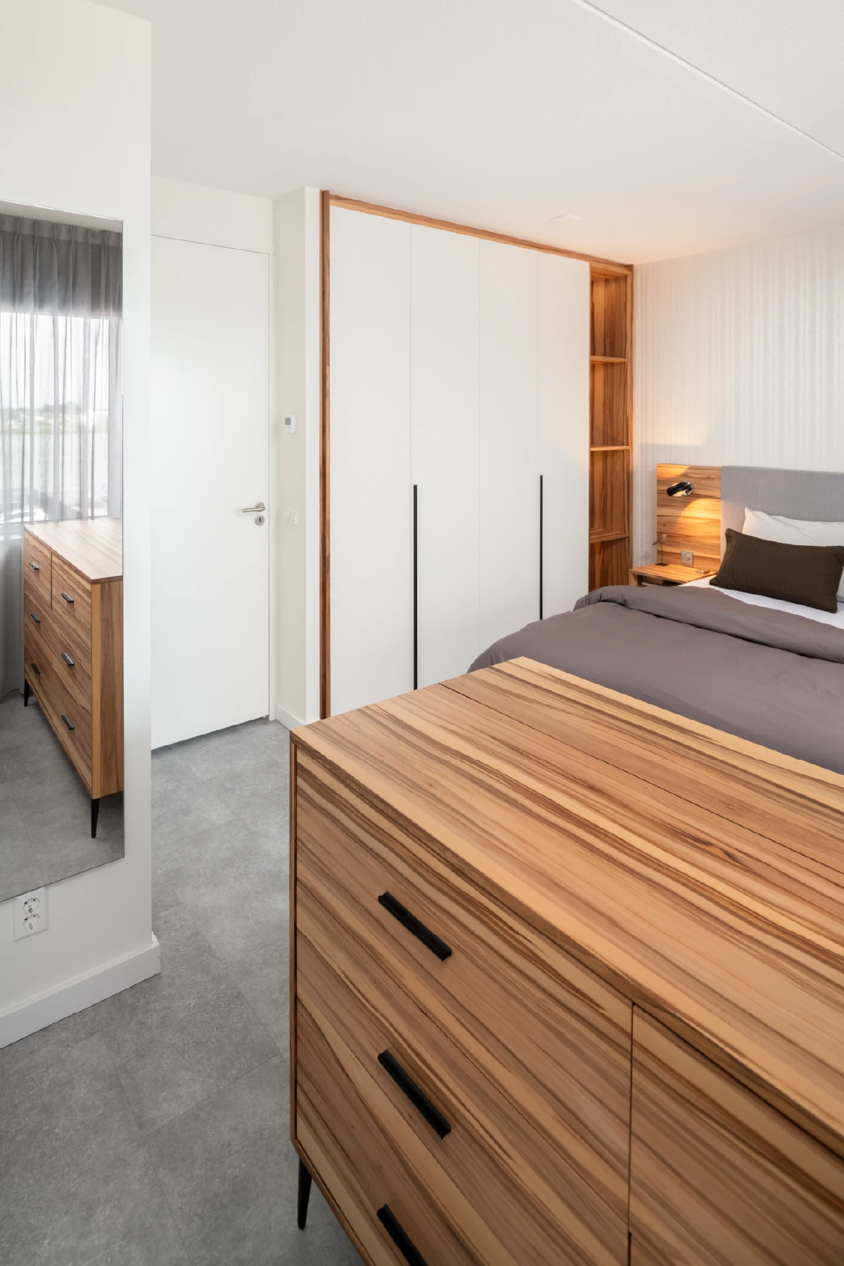 Inbouwkasten en tv-meubel in Red Gum