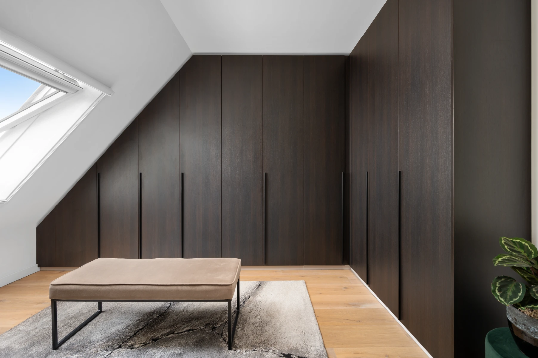 Hoekkast met schuine deuren in de inloopkamer