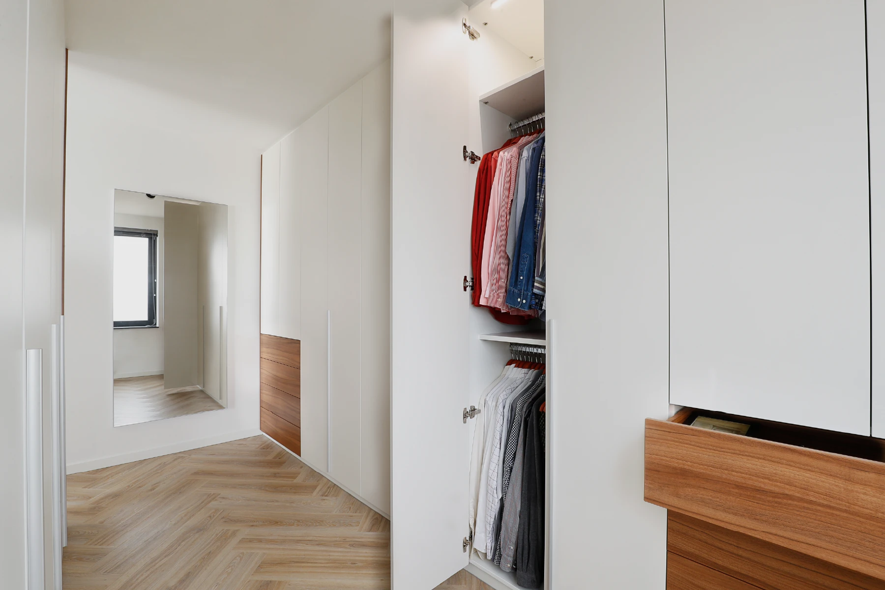 Inloopkast achter het bed