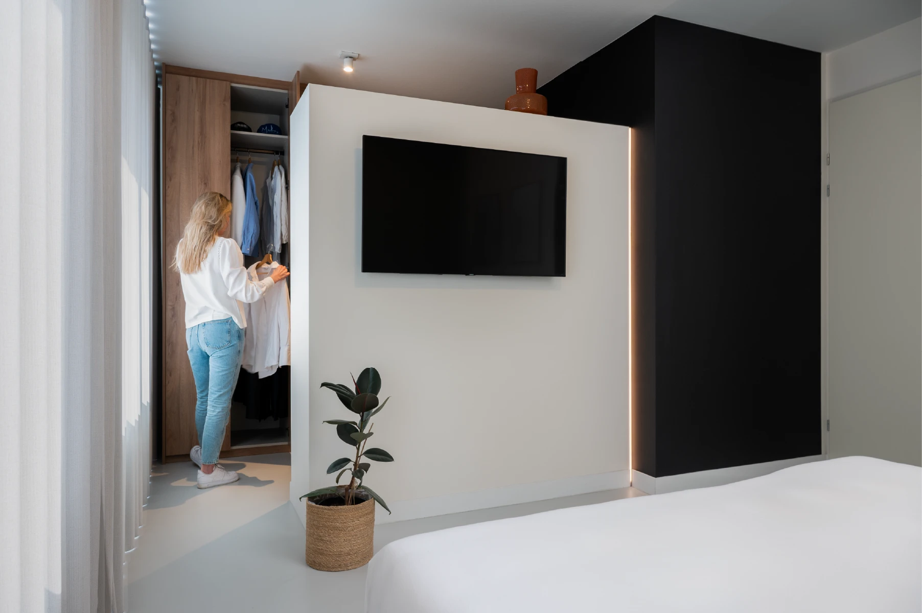 Inloopkast achter tussenwand