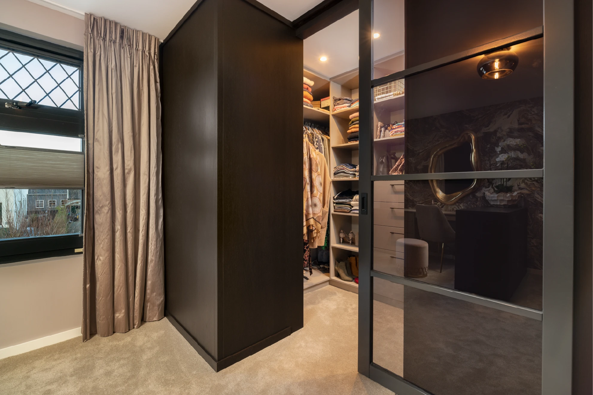 Inloopkast in hotelchique slaapkamer