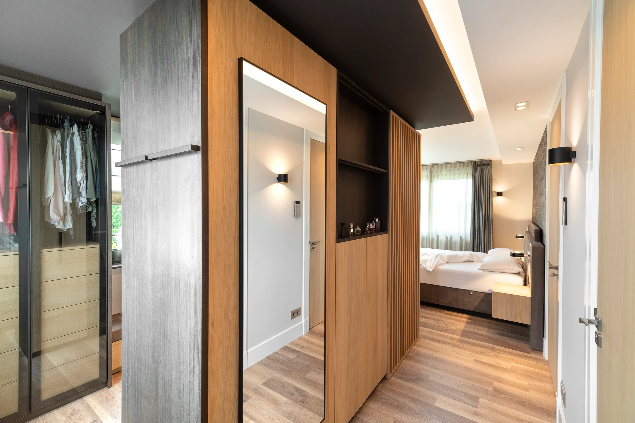 Inloopkast met glazen deuren in hotelchique slaapkamer