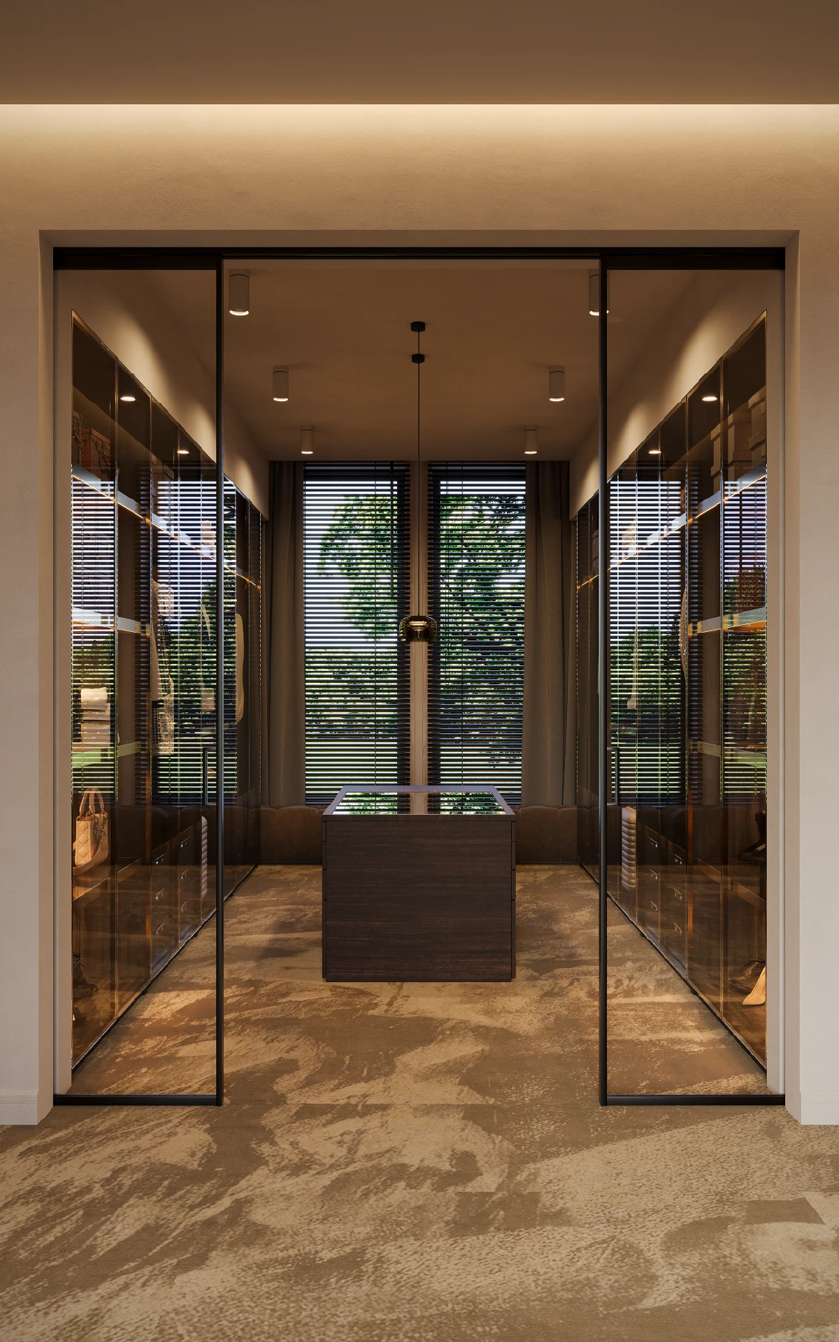 Inloopkast met glazen doorgangsdeuren