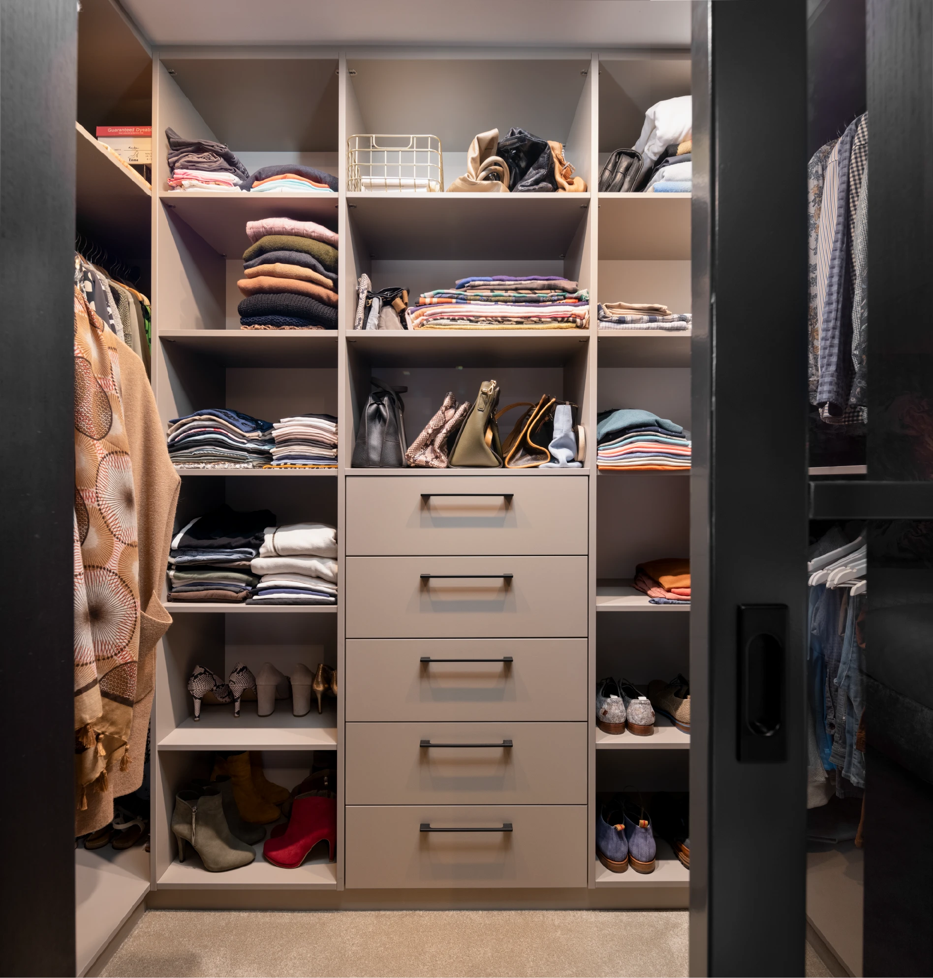 Interieur van inloopkast