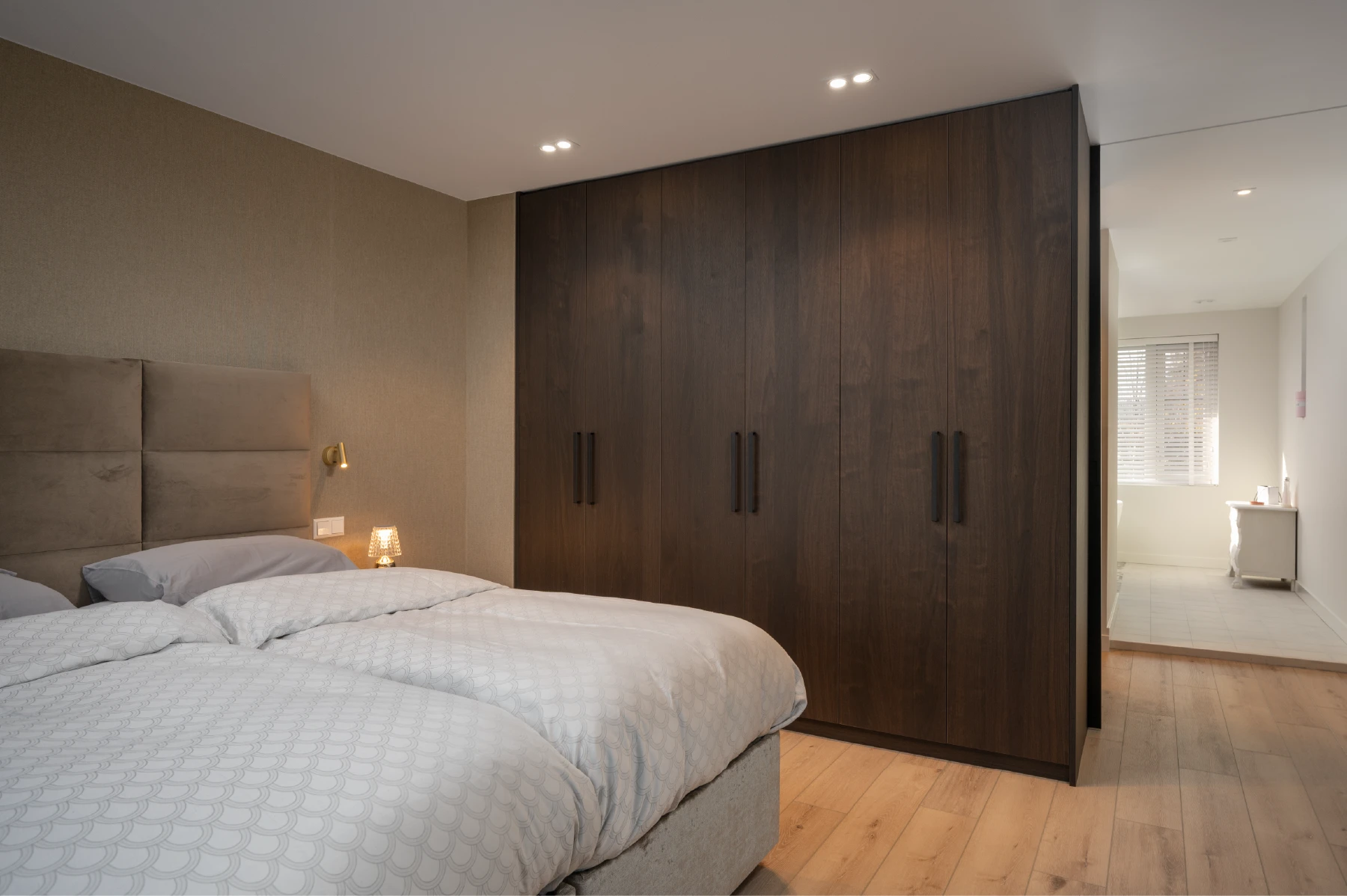 Centrale kastwand in grote slaapkamer