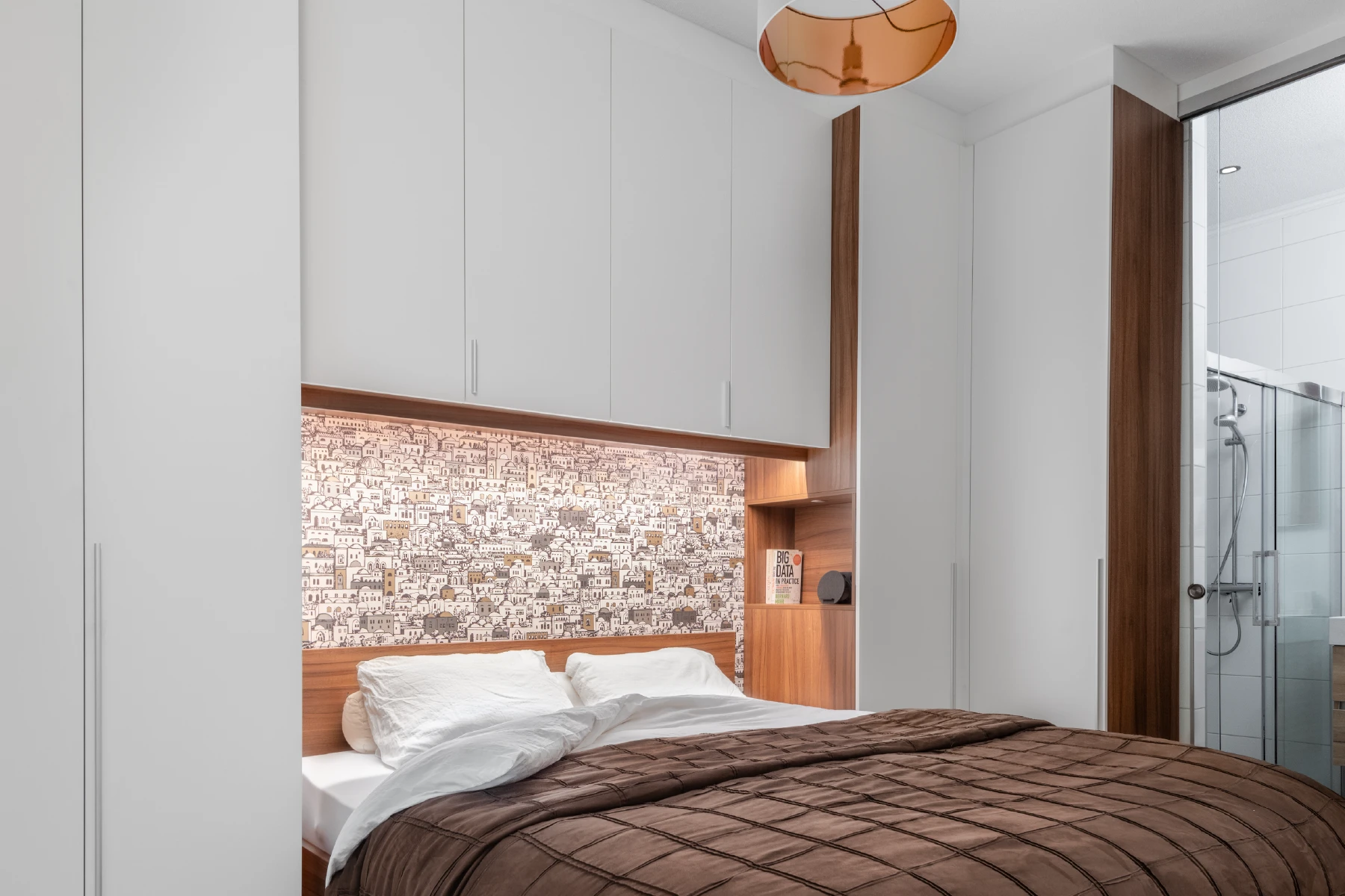 Brugkast in een kastombouw