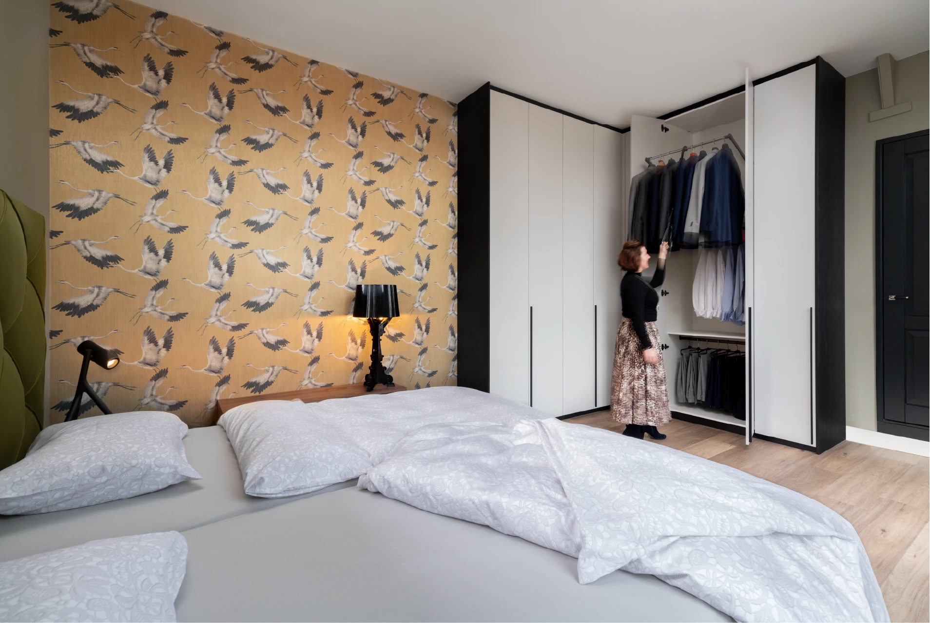 Gebruik van garderobelift in maatwerk hoekkast