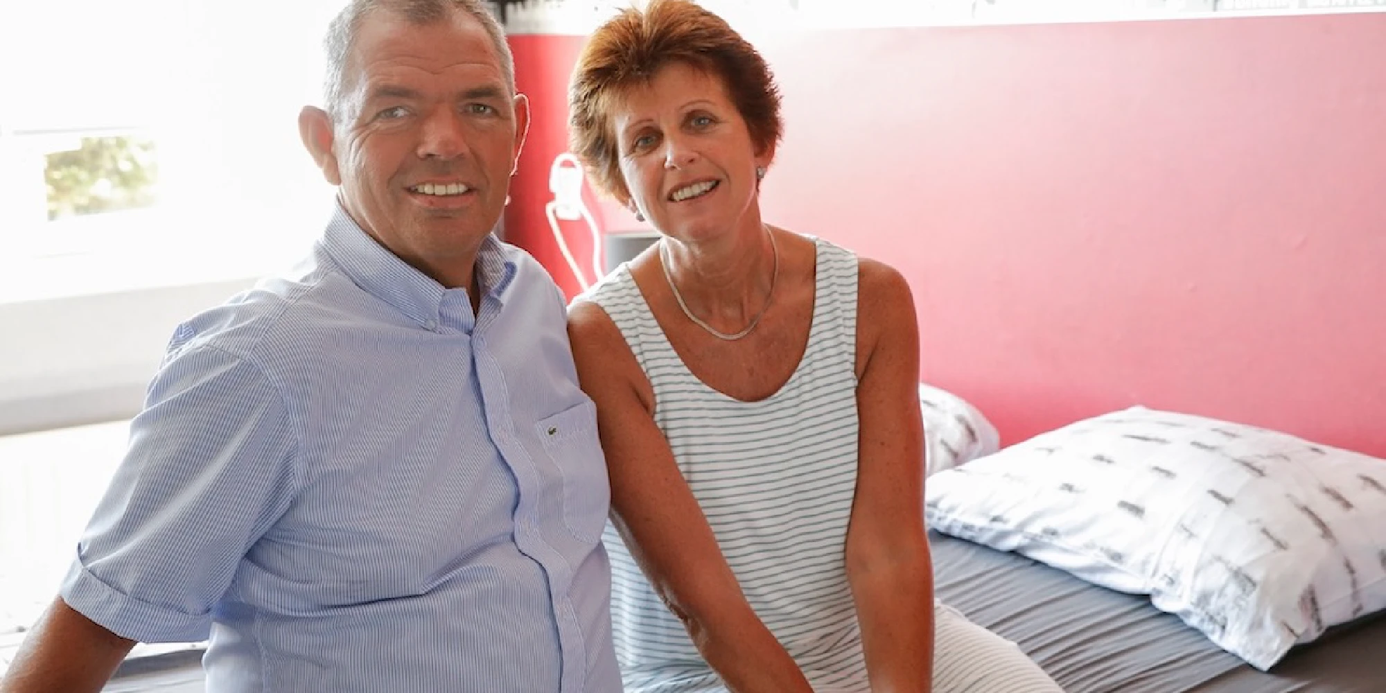Ria en Jan bij hun hoog-laag bed