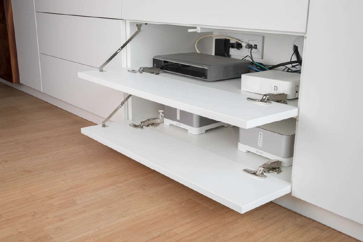 Laden en kleppen onder de televisie