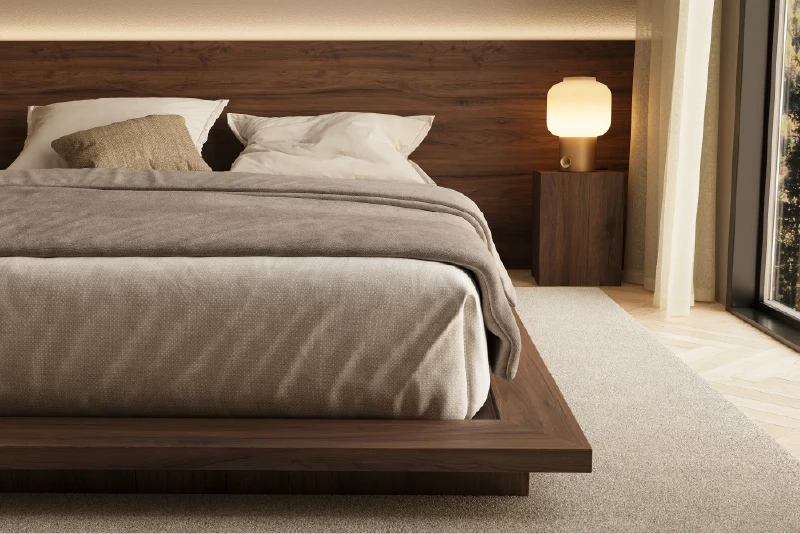 Detail van laag houten bed met overstek