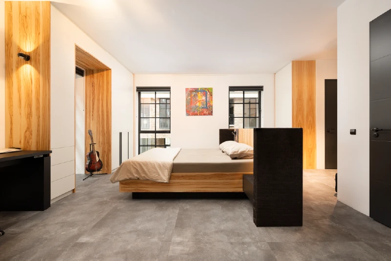 Loft slaapkamer met houten design bed