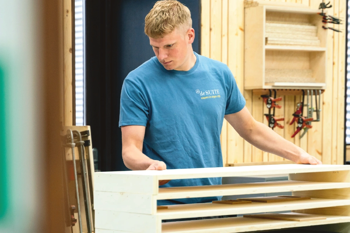 Meubelmaker werkt aan de houten bedbase