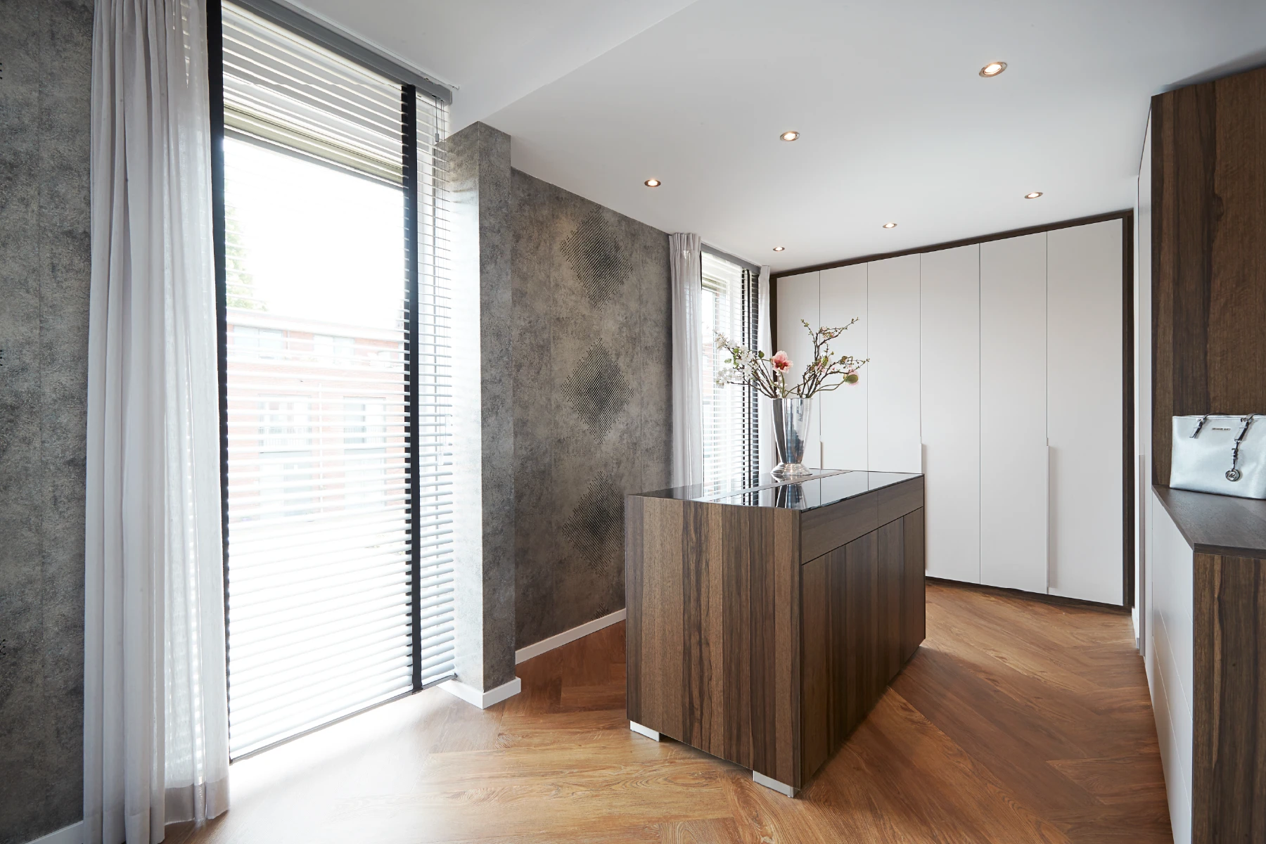 Inbouwkasten in slaapkamer in hotelstijl