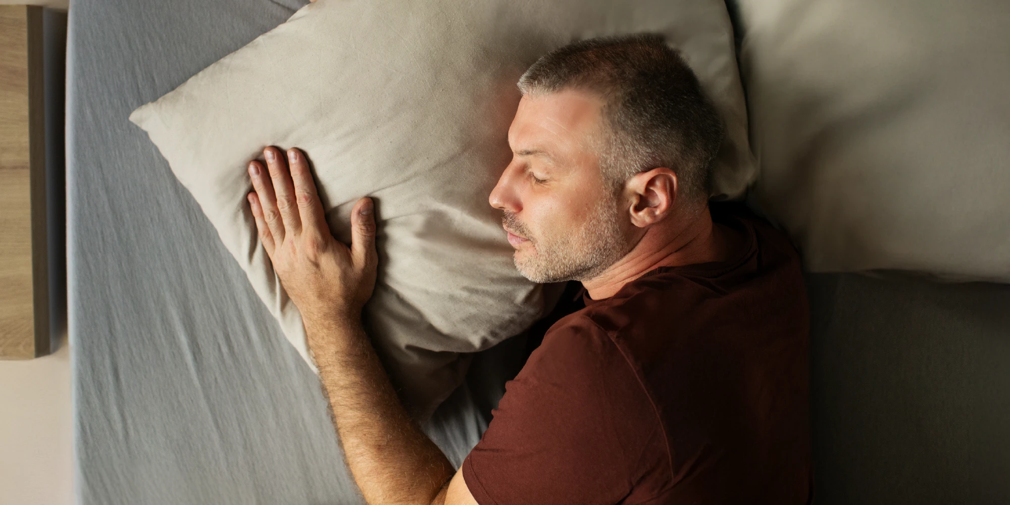 Man doet powernap op bed