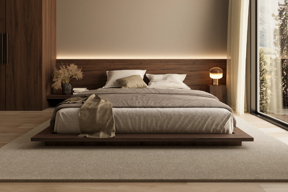 Laag houten bed met breed frame rondom