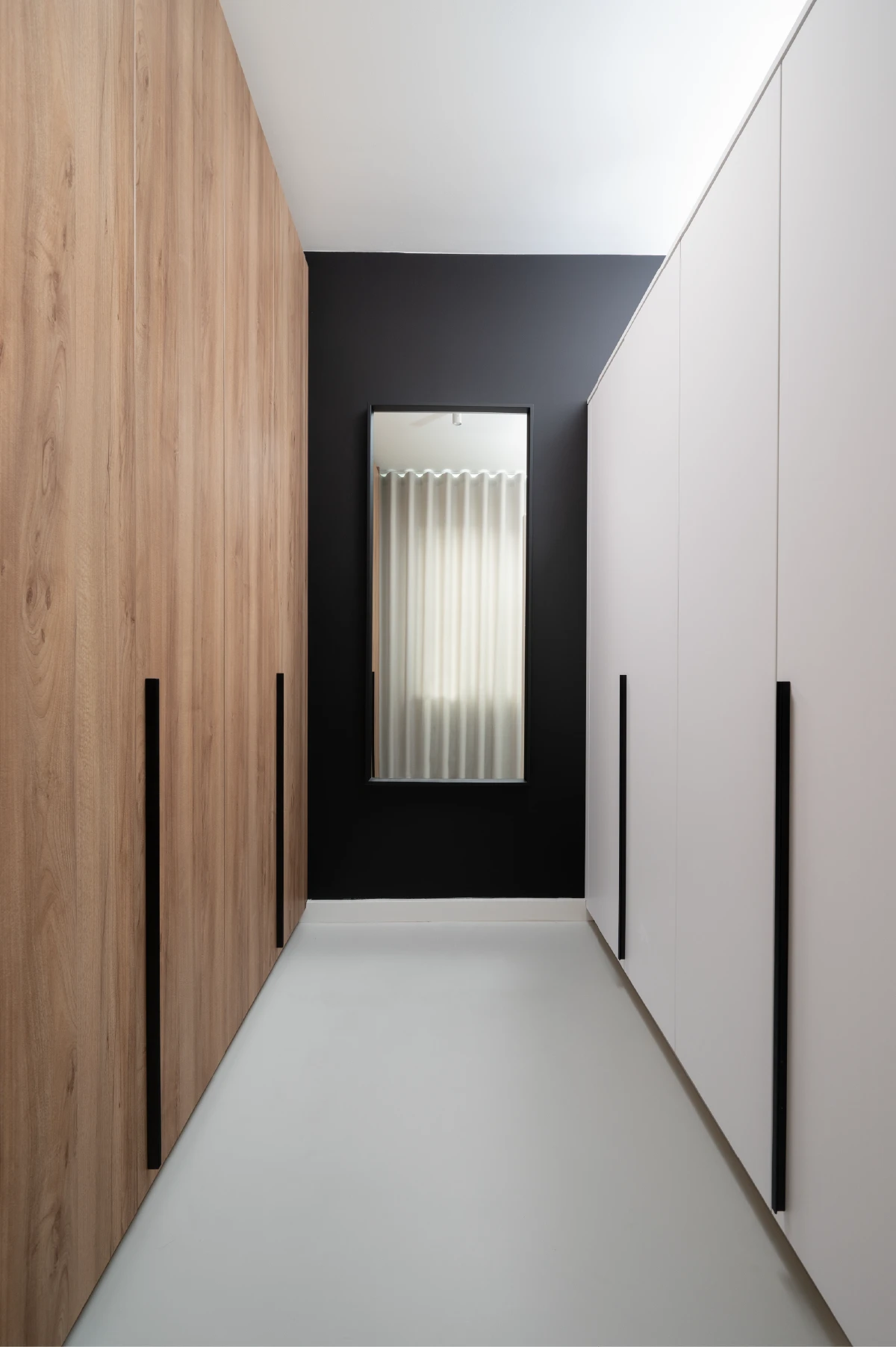 Moderne inloopkast met spiegel