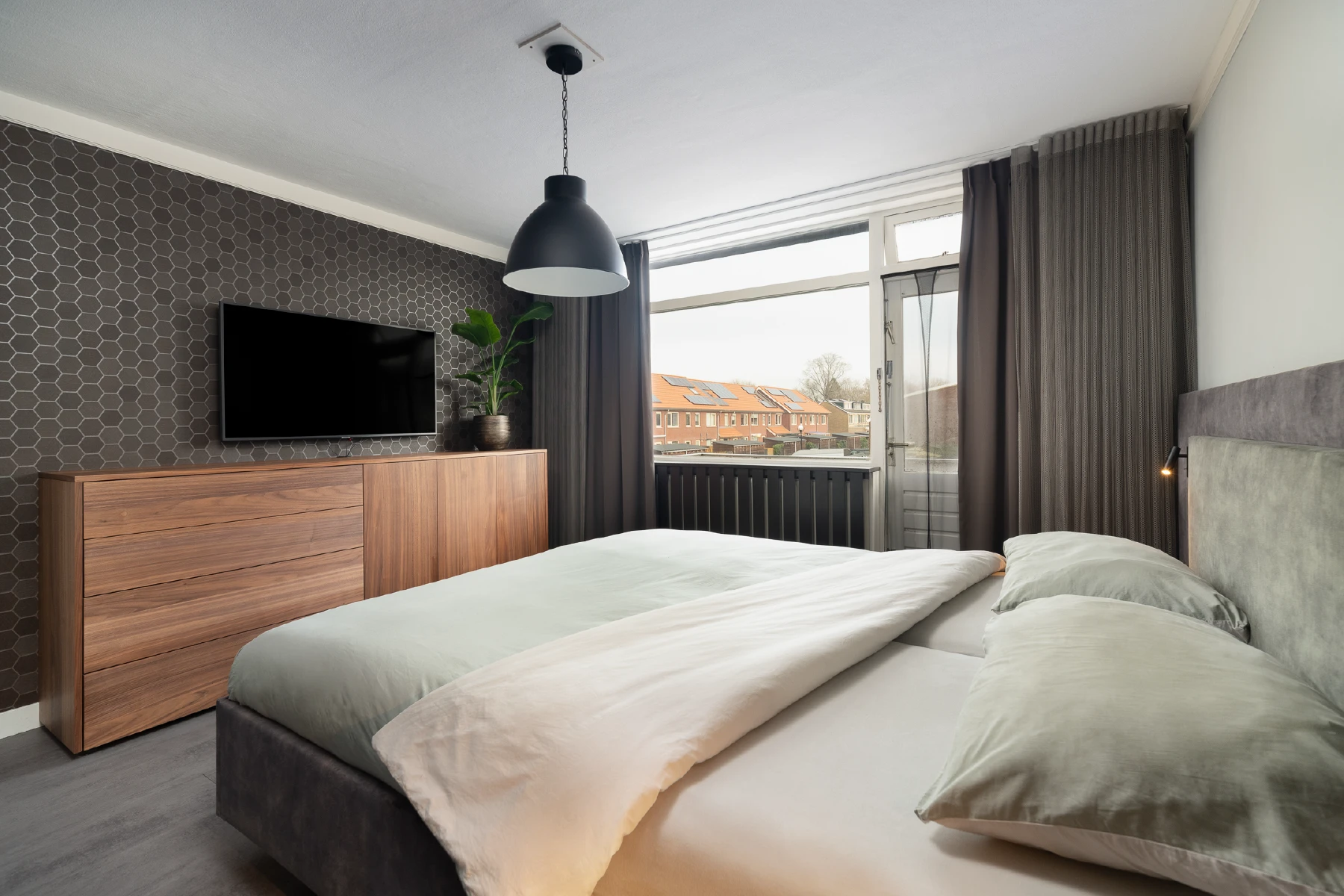 Moderne slaapkamer met design bed en dressoir