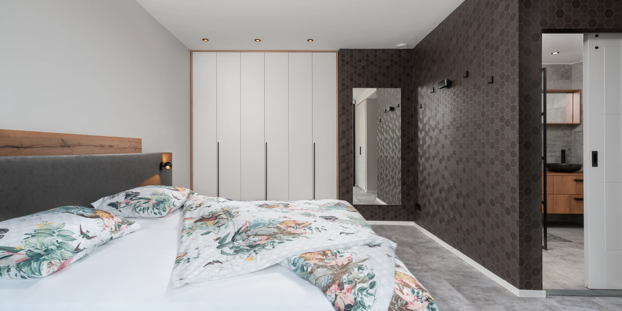 Overzicht van moderne slaapkamer met houten bed