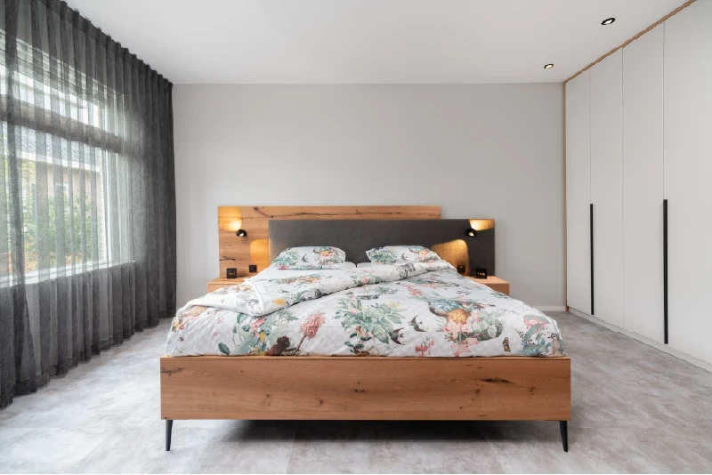 Moderne slaapkamer met massief eiken houten bed