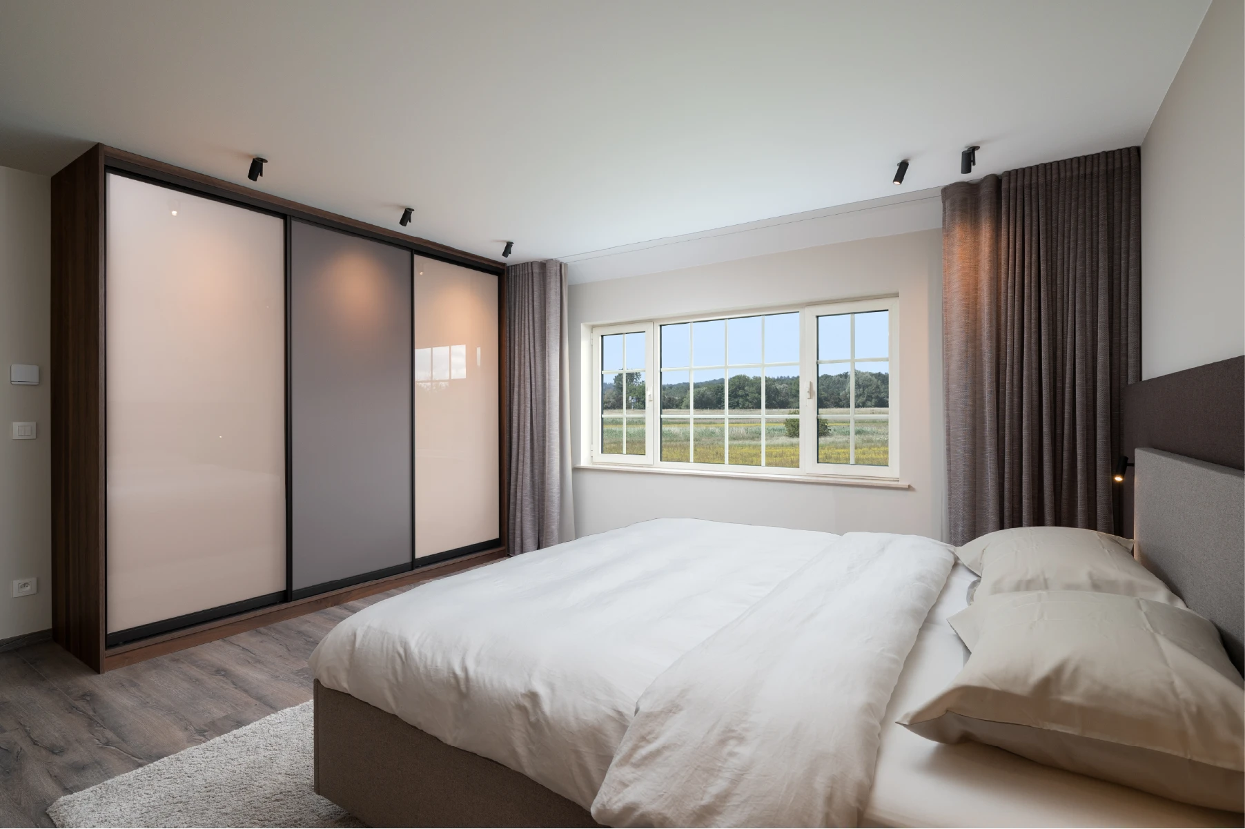 Moderne slaapkamer met schuifdeurkast