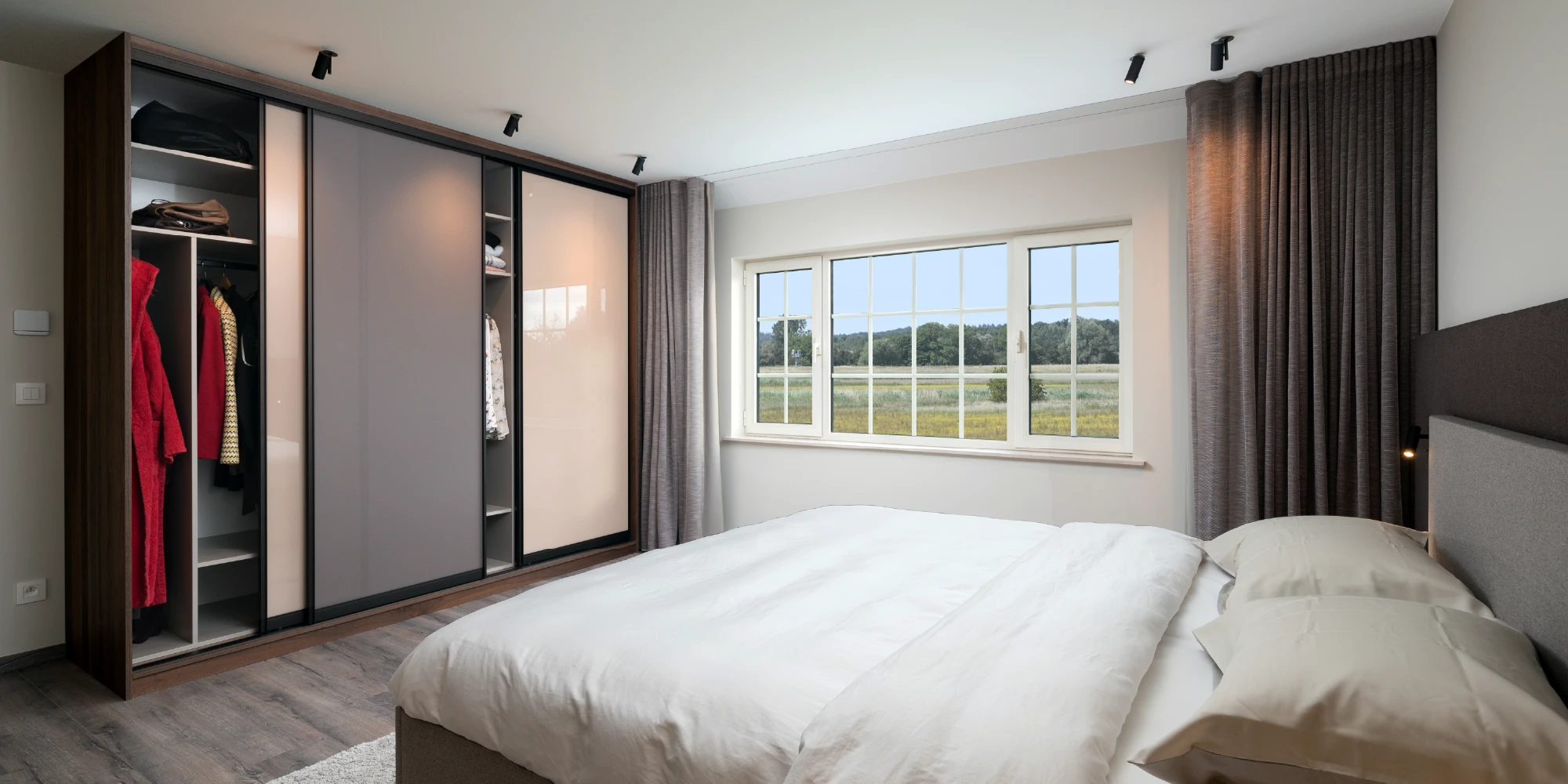 Overzicht van moderne slaapkamer met schuifdeurkast