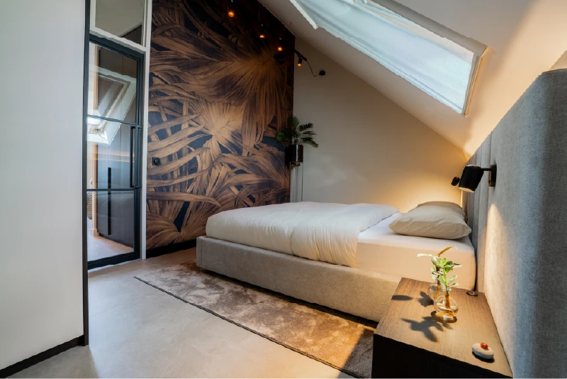 Moderne slaapkamer op zolder met design bed