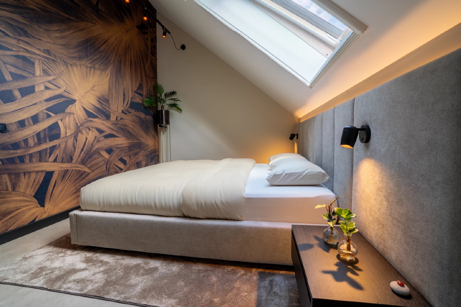 Moderne slaapkamer op zolder