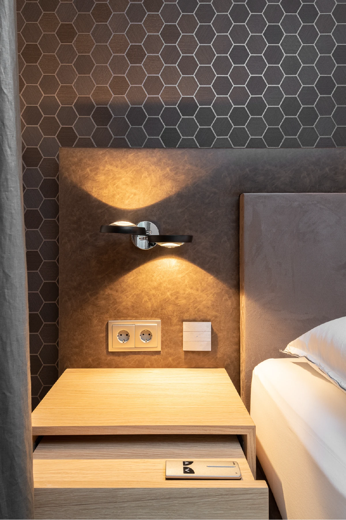 Nachtkastje en bedlamp bij Duo Pezze