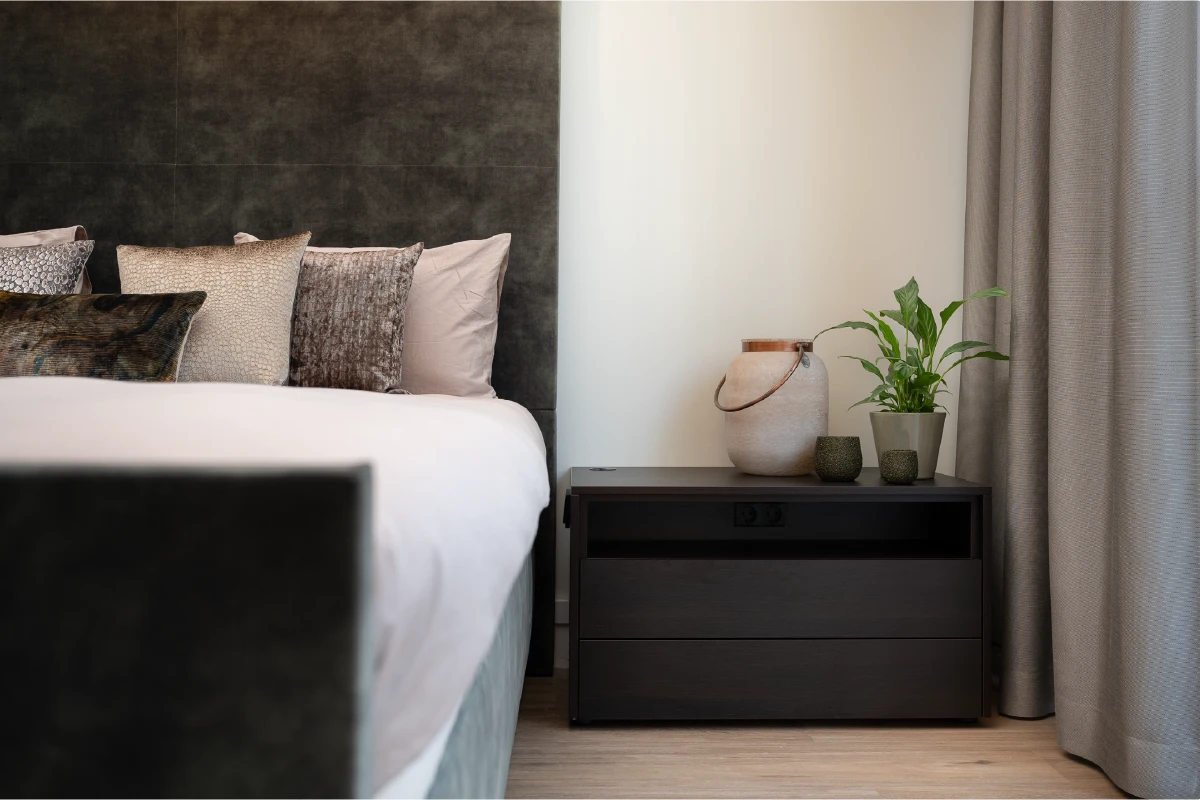 Nachtkastje naast het bed