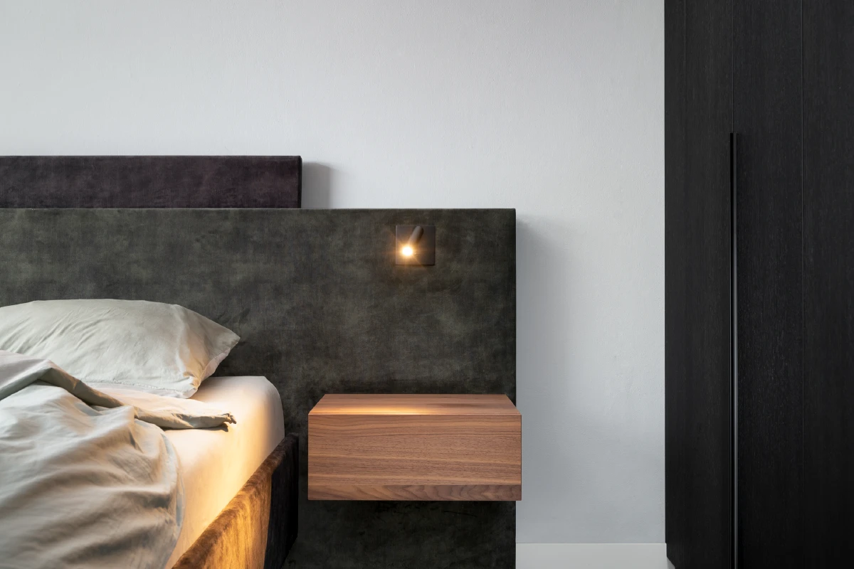 Zwevend nachtkastje in notenhout