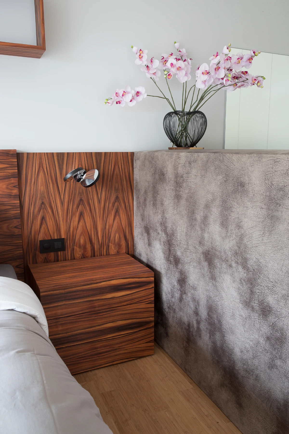 Roomdivider aan de bedzijde