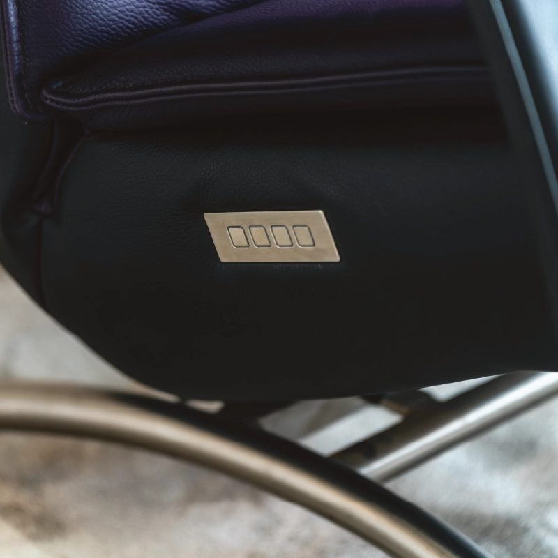 Detail van de tip-toets bediening aan de binnenzijde van de armleuning