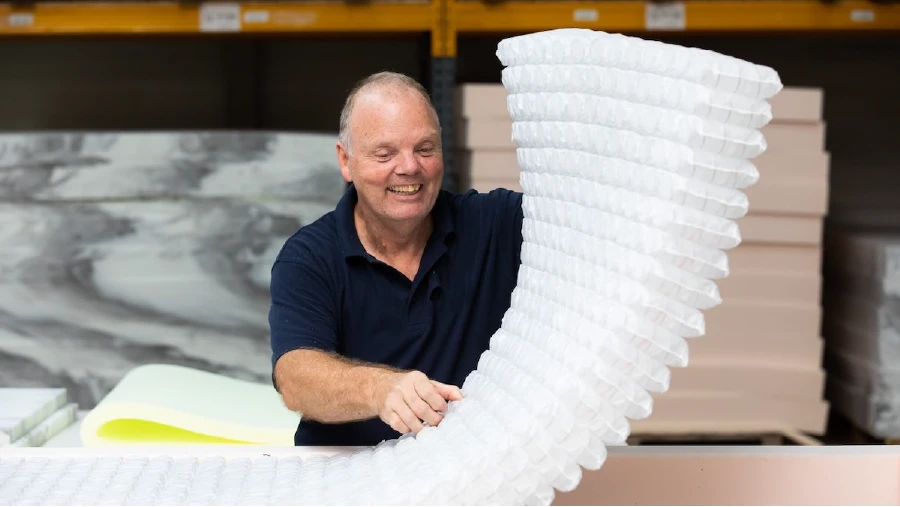 Medewerker maakt matras op maat in onze werkplaats