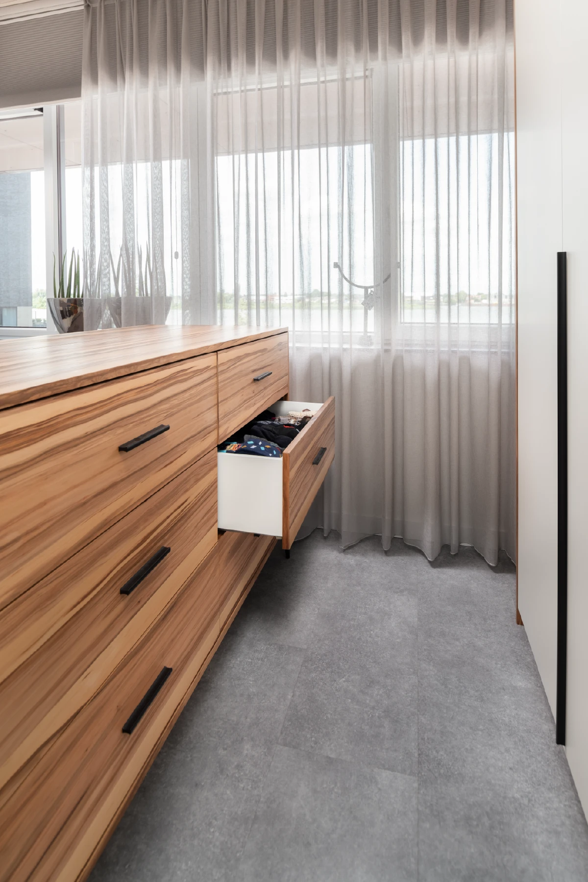 Roomdivider met laden in Red Gum