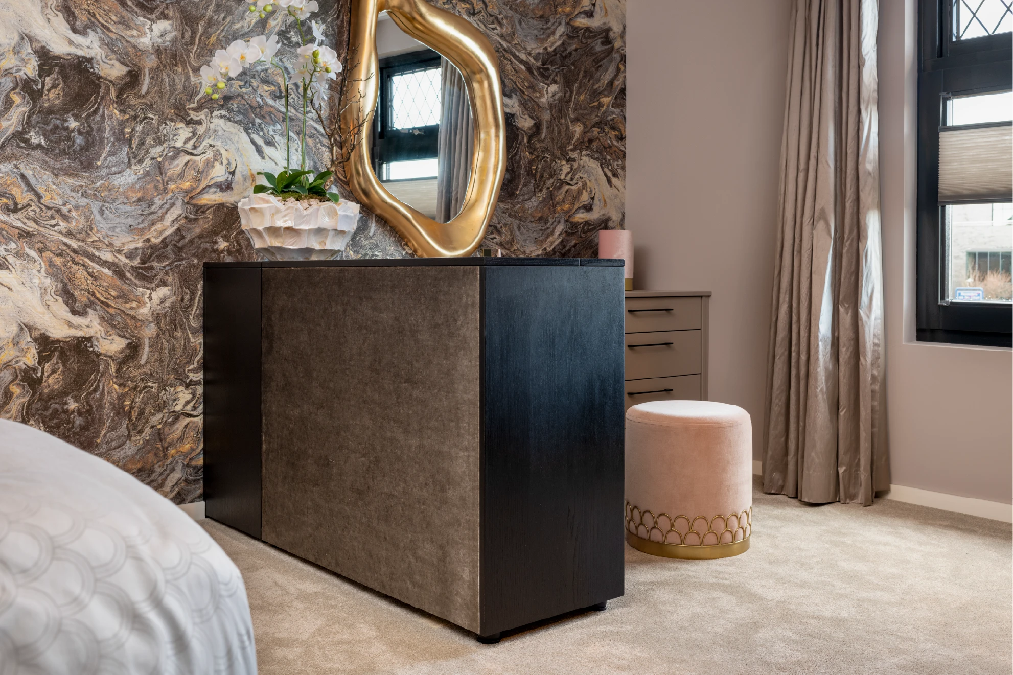 Room divider met kaptafel en tv-meubel in één