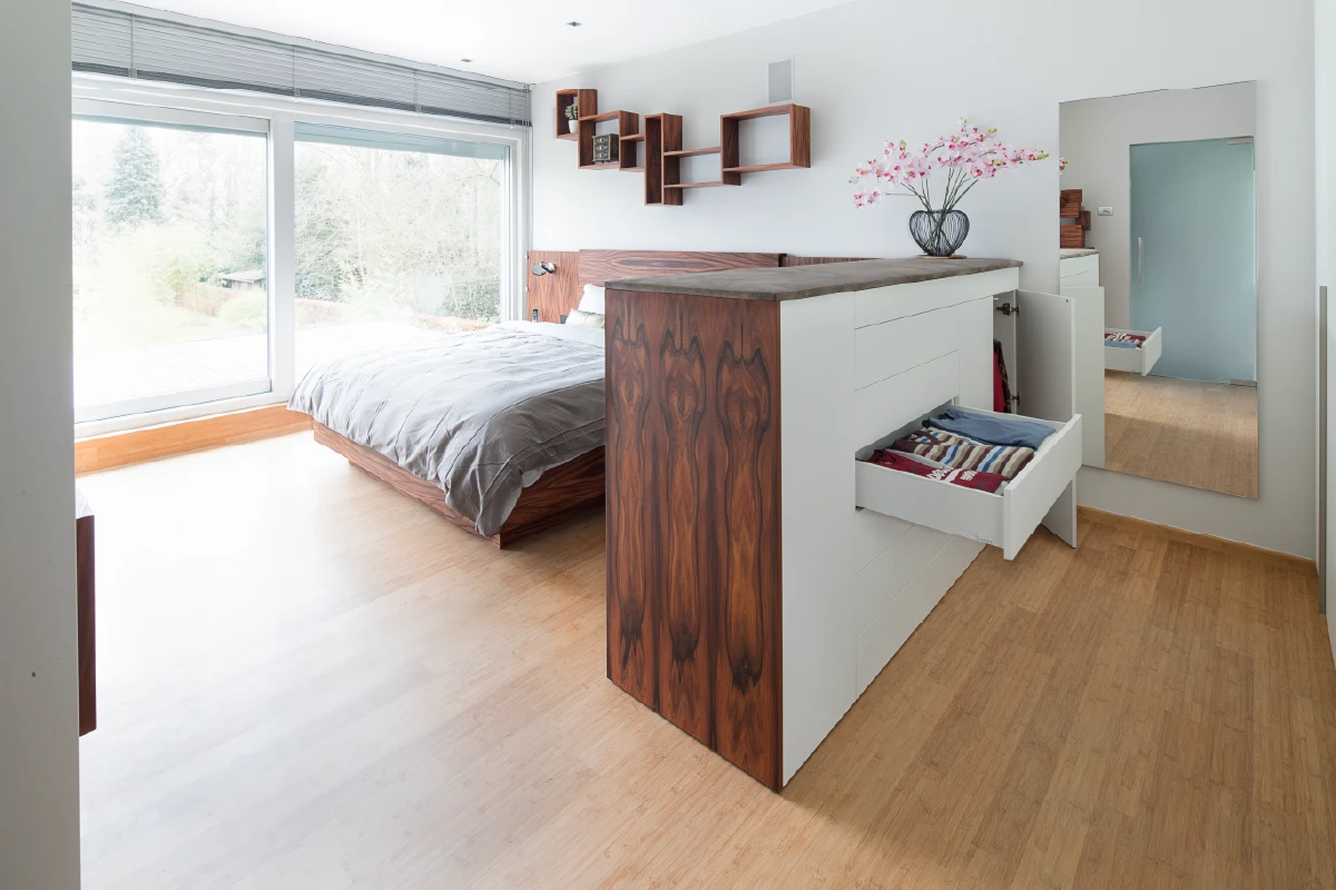 Roomdivider met laden en deuren