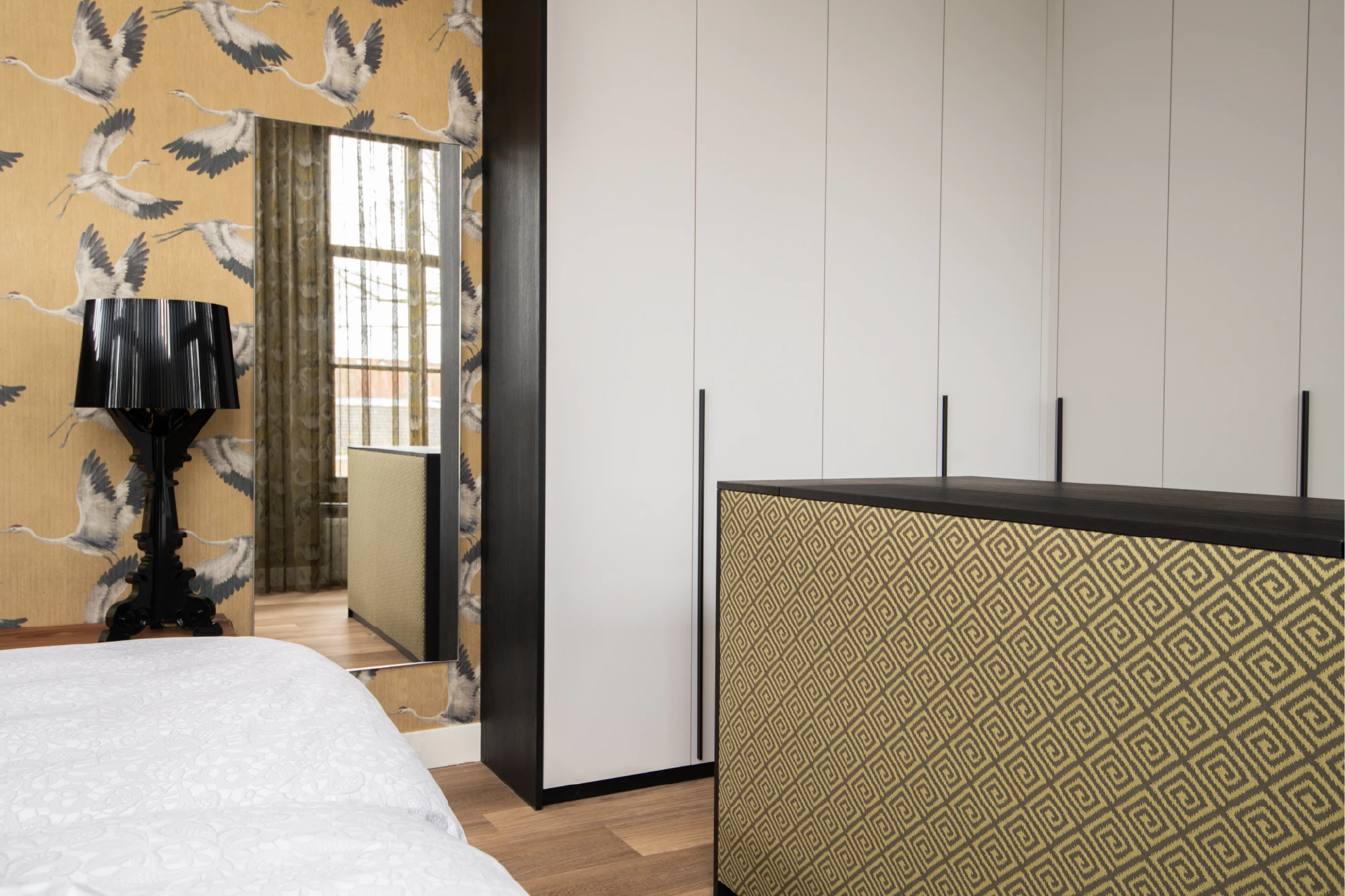 Room divider tegenover bed met Finotôre hoofdpaneel