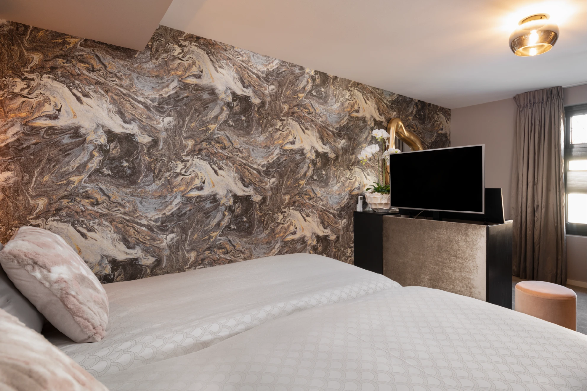 Room divider met tv-lift