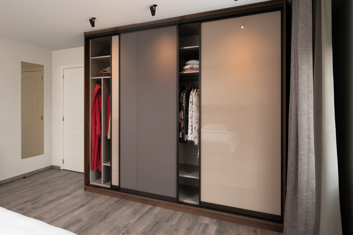 Kastinterieur achter schuifdeuren