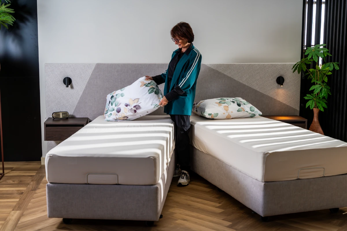 Seniorenbed dat deelbaar en verrijdbaar is