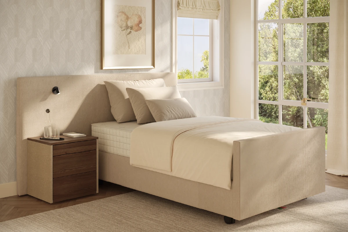 Seniorenbed Unomezzo met nachtkastje