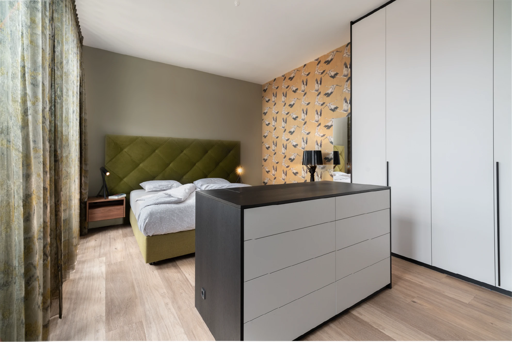 Complete slaapkamer met hoofdpaneel Finotôre en room divider met tv-lift